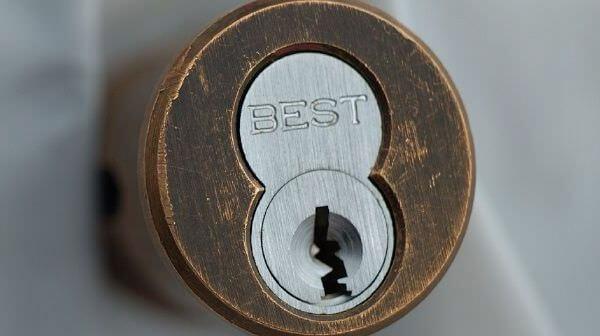 Замена личинки замка входной двери в Туле